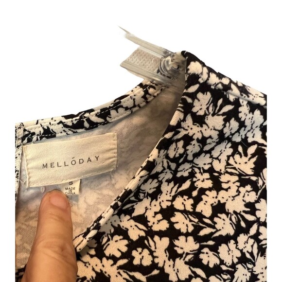 Melloday Top Women's Size S Black Floral Blouse w Pleated Short Sleeve - Picture 5 of 7